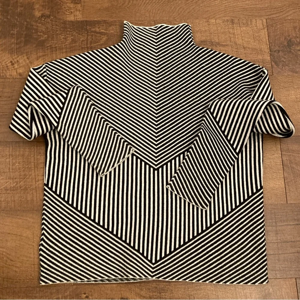 Tahari Mock Neck Sweater Contemporary Black and White Stripes Women’s S - Picture 4 of 8